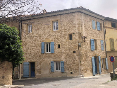 Particulier vend Maison au coeur du  Village de ROGNES - 13840